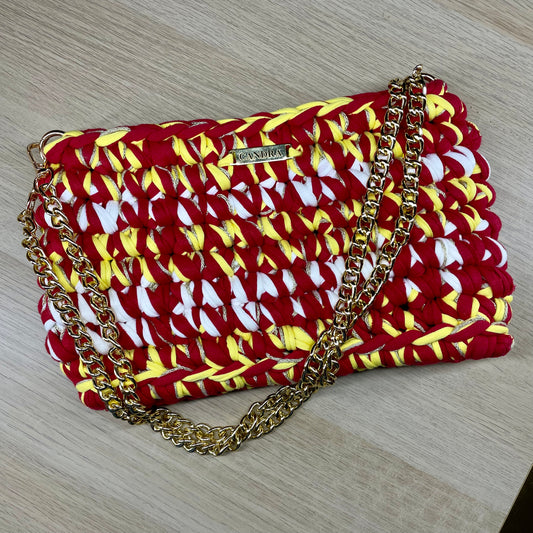Pochette Arstrée rouge, jaune, blanc avec un fil doré, taille M